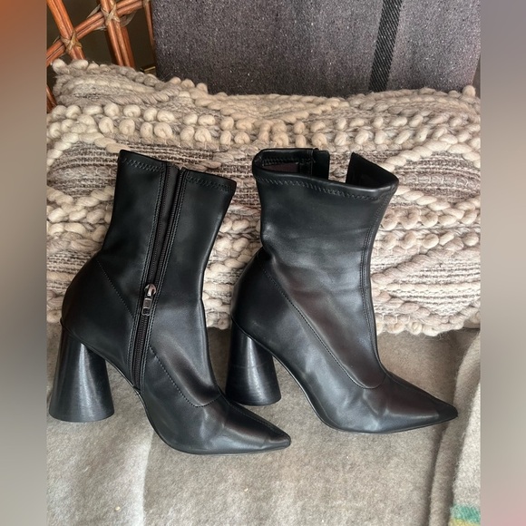 Steve Madden Block Heel Black Ankle Boots - Picture 2 of 6